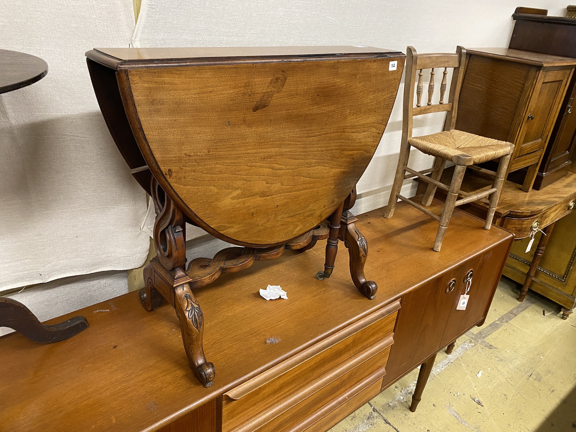 A Victorian walnut Sutherland table, width 78cm, height 69cm